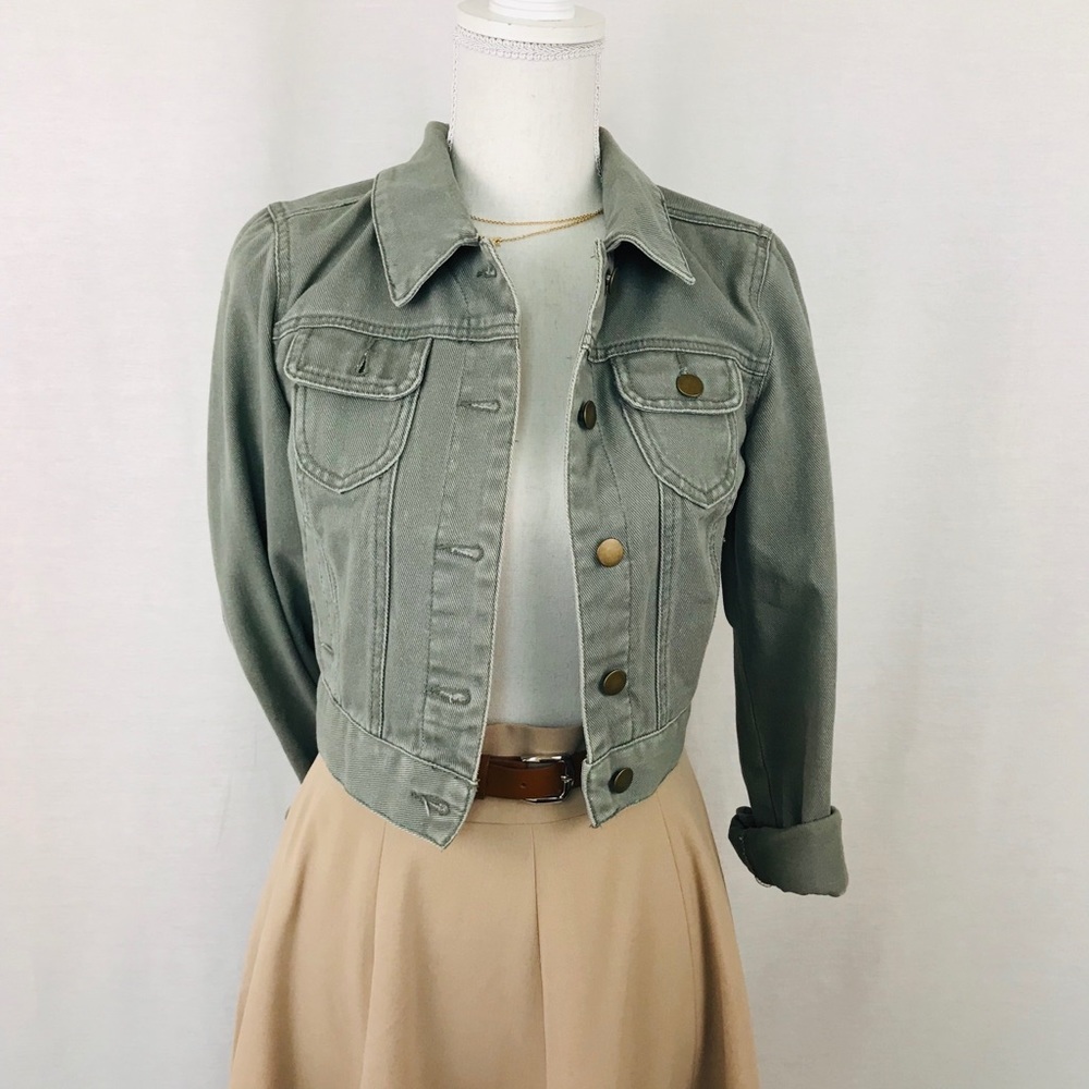 Cropped blue/gray denim jacket